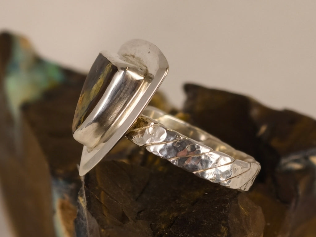 Bague opale boulder triangulaire à large entourage – Taille 55 — vue complémentaire 1 de la pierre et de la monture — Tirou Bijou