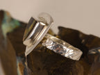 Bague opale boulder triangulaire à large entourage – Taille 55 — vue complémentaire 1 de la pierre et de la monture — Tirou Bijou