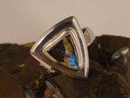 Bague opale boulder triangulaire à large entourage – Taille 55 — vue complémentaire 2 de la pierre et de la monture — Tirou Bijou