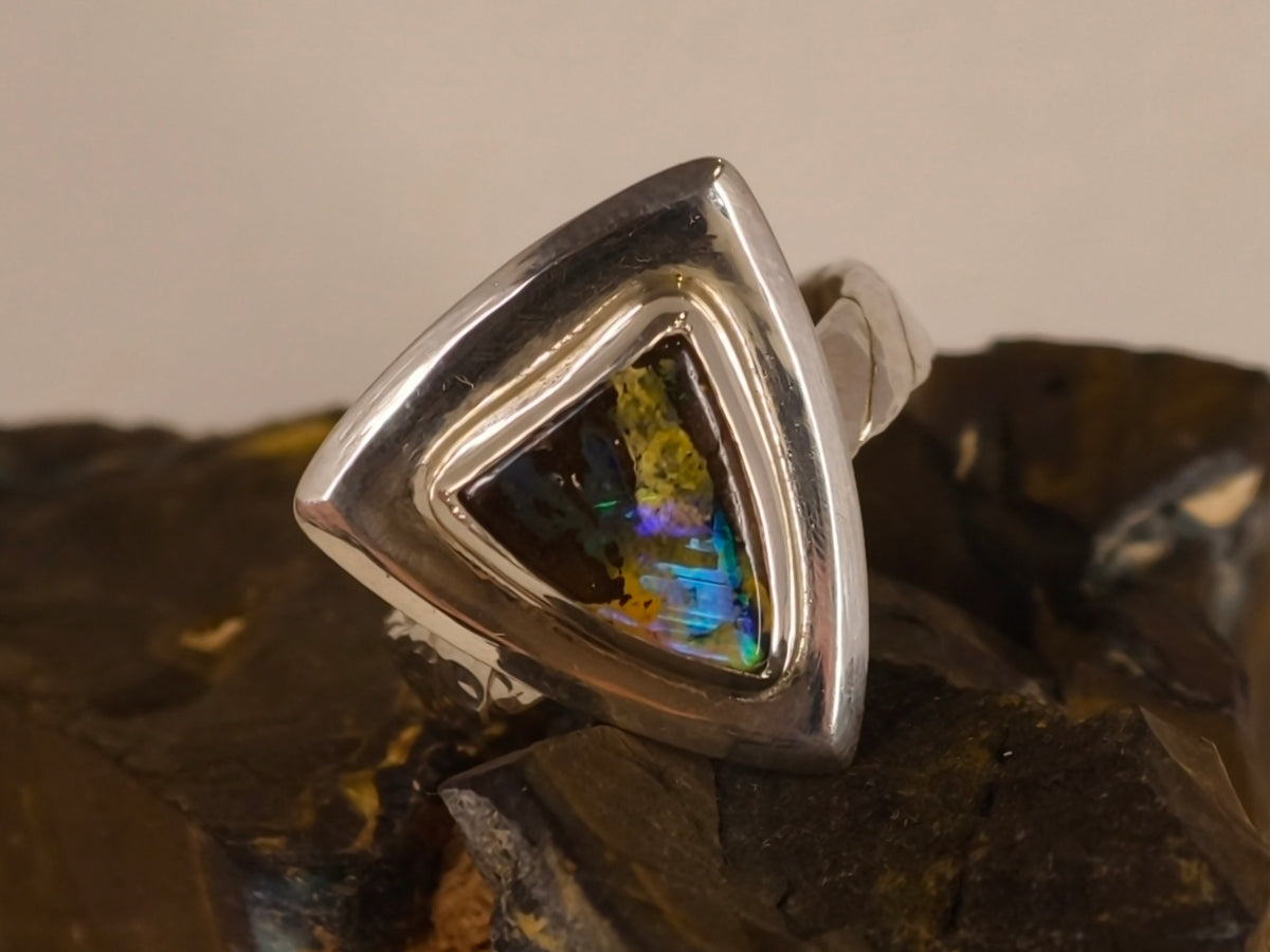 Bague opale boulder triangulaire à large entourage – Taille 55 — vue complémentaire 2 de la pierre et de la monture — Tirou Bijou