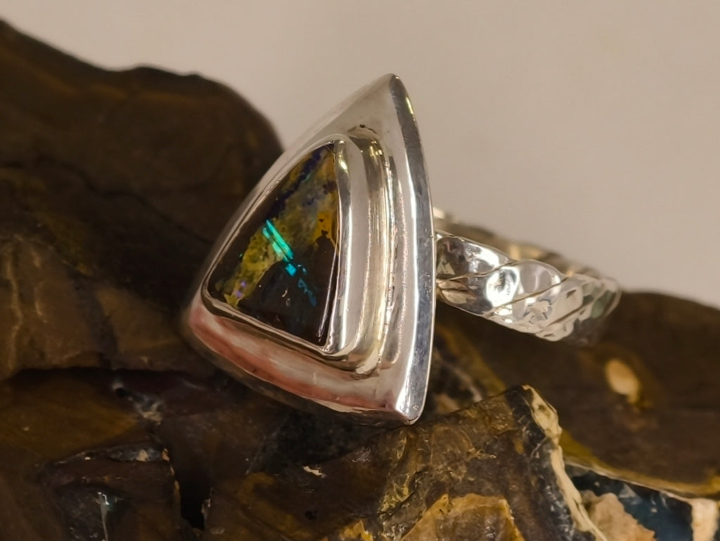Bague opale boulder triangulaire à large entourage – Taille 55 — vue complémentaire 3 de la pierre et de la monture — Tirou Bijou