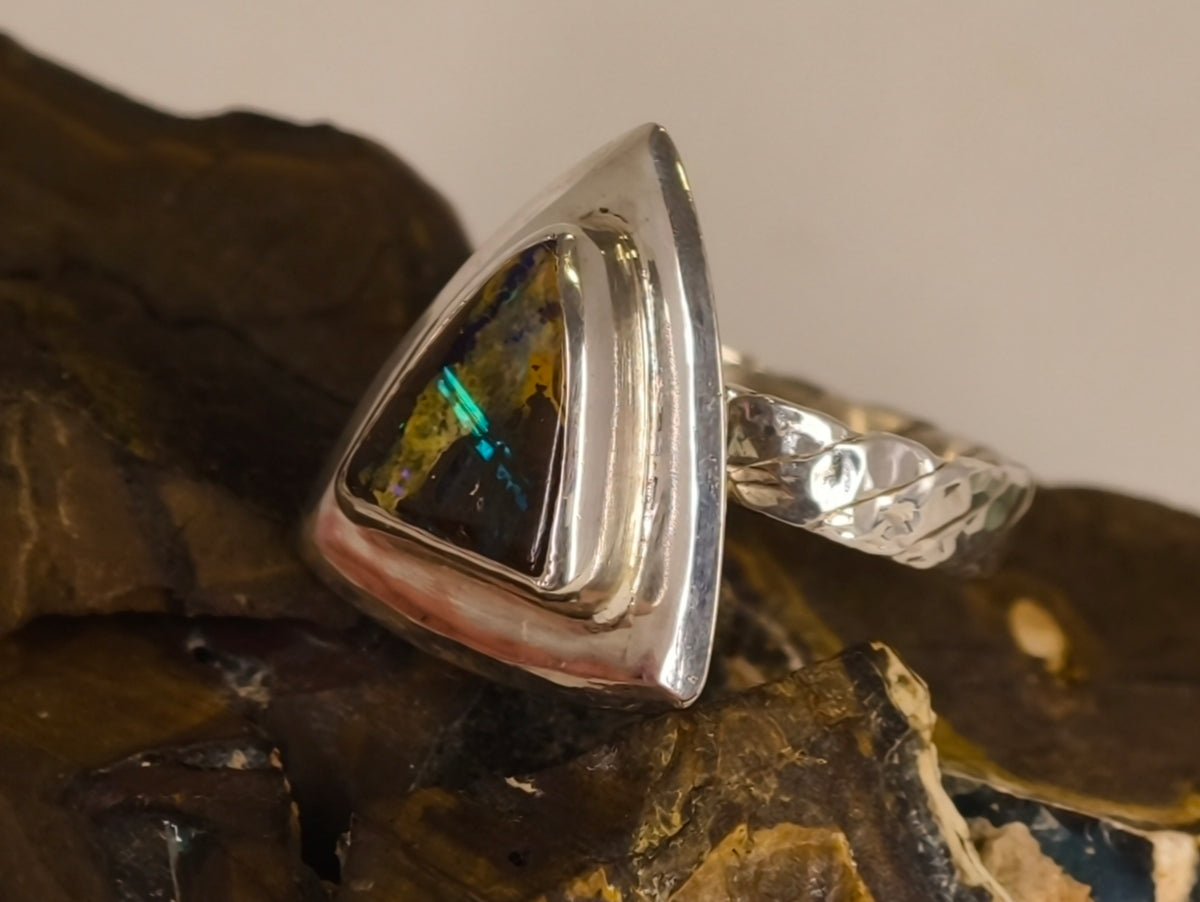 Bague opale boulder triangulaire à large entourage – Taille 55 — vue complémentaire 3 de la pierre et de la monture — Tirou Bijou