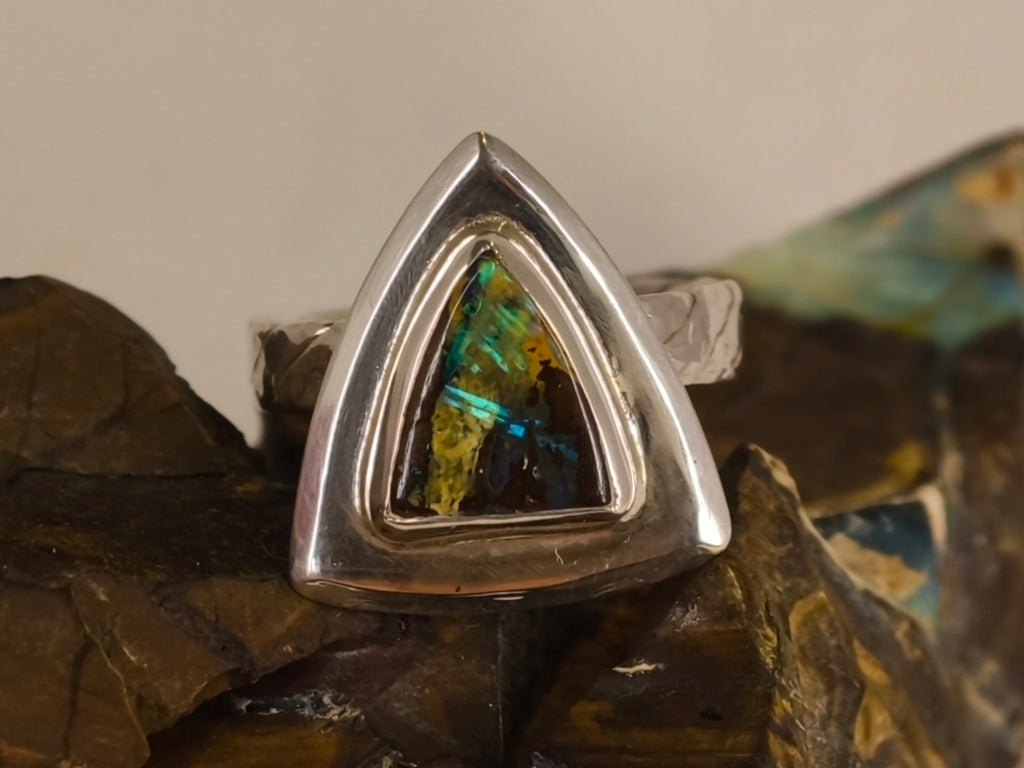 Bague opale boulder triangulaire à large entourage – Taille 55 — vue complémentaire 4 de la pierre et de la monture — Tirou Bijou