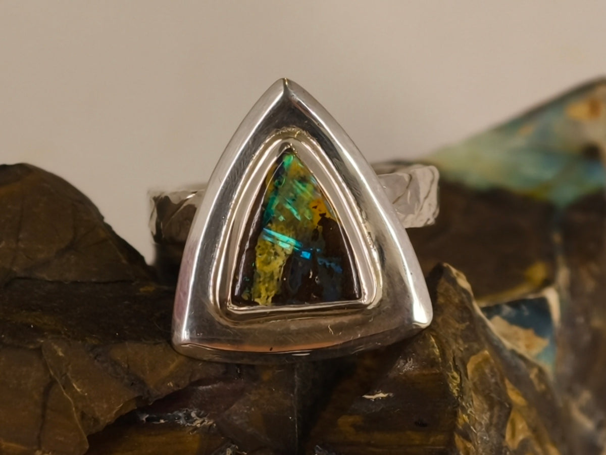 Bague opale boulder triangulaire à large entourage – Taille 55 — vue complémentaire 4 de la pierre et de la monture — Tirou Bijou
