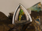 Bague opale boulder triangulaire à large entourage – Taille 55 — vue principale de la pierre et de la monture — Tirou Bijou