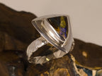 Bague opale boulder triangulaire à large entourage – Taille 55 — vue complémentaire 5 de la pierre et de la monture — Tirou Bijou