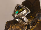 Bague opale boulder triangulaire à large entourage – Taille 55 — vue complémentaire 6 de la pierre et de la monture — Tirou Bijou