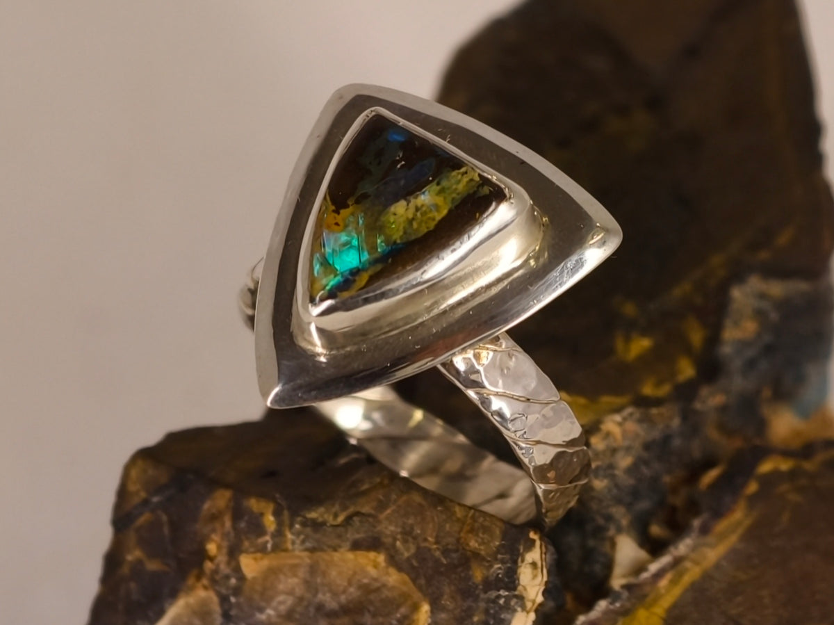 Bague opale boulder triangulaire à large entourage – Taille 55 — vue complémentaire 6 de la pierre et de la monture — Tirou Bijou