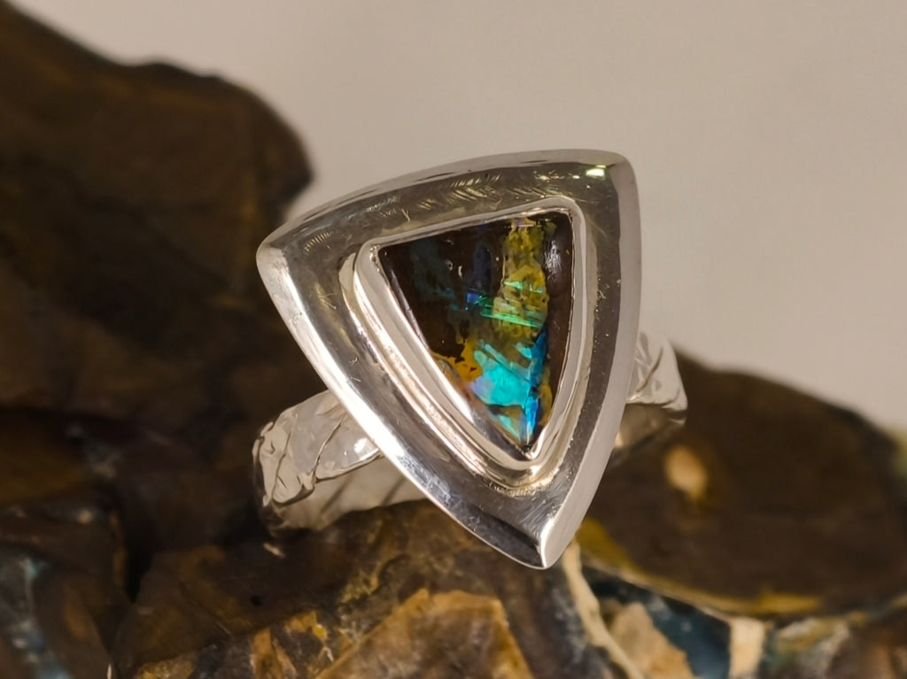 Bague opale boulder triangulaire à large entourage – Taille 55 — vue complémentaire 7 de la pierre et de la monture — Tirou Bijou