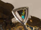 Bague opale boulder triangulaire à large entourage – Taille 55 — vue complémentaire 7 de la pierre et de la monture — Tirou Bijou