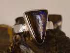 Bague opale boulder allongée aux reflets bleus – Taille 54 — vue complémentaire 1 de la pierre et de la monture — Tirou Bijou