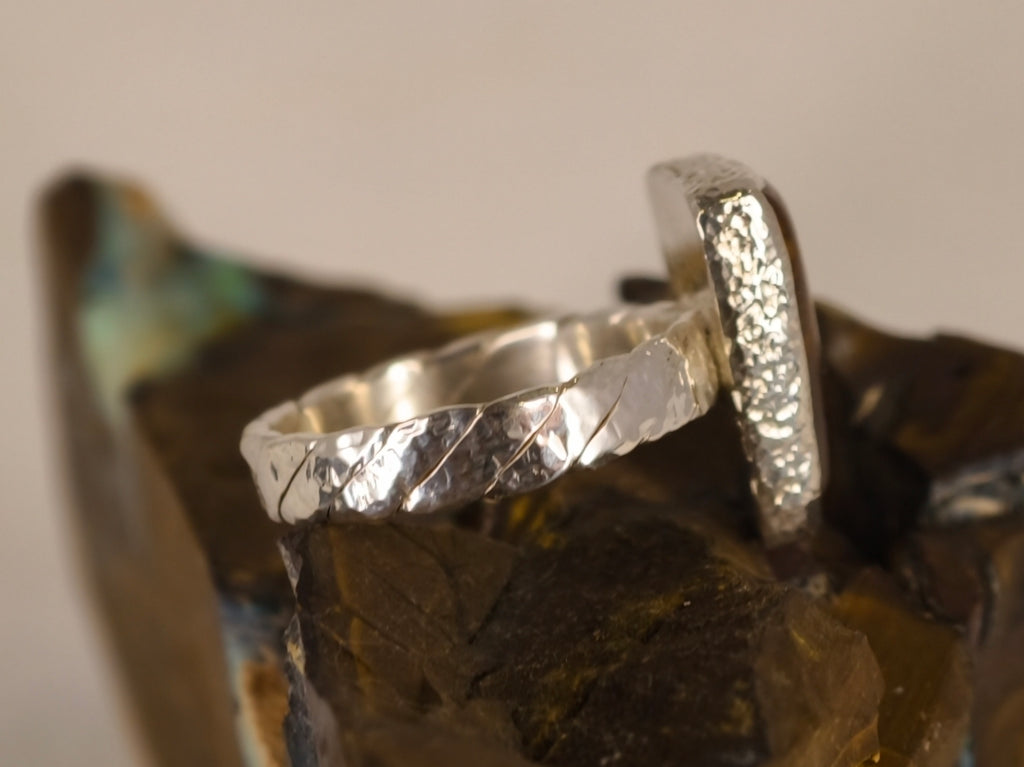 Bague opale boulder allongée aux reflets bleus – Taille 54 — vue complémentaire 2 de la pierre et de la monture — Tirou Bijou