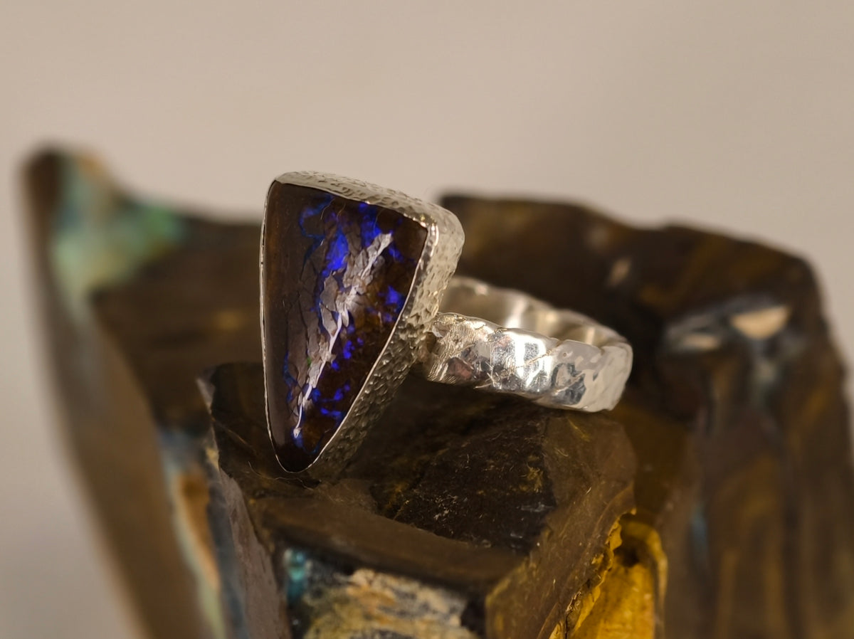 Bague opale boulder allongée aux reflets bleus – Taille 54 — vue complémentaire 3 de la pierre et de la monture — Tirou Bijou
