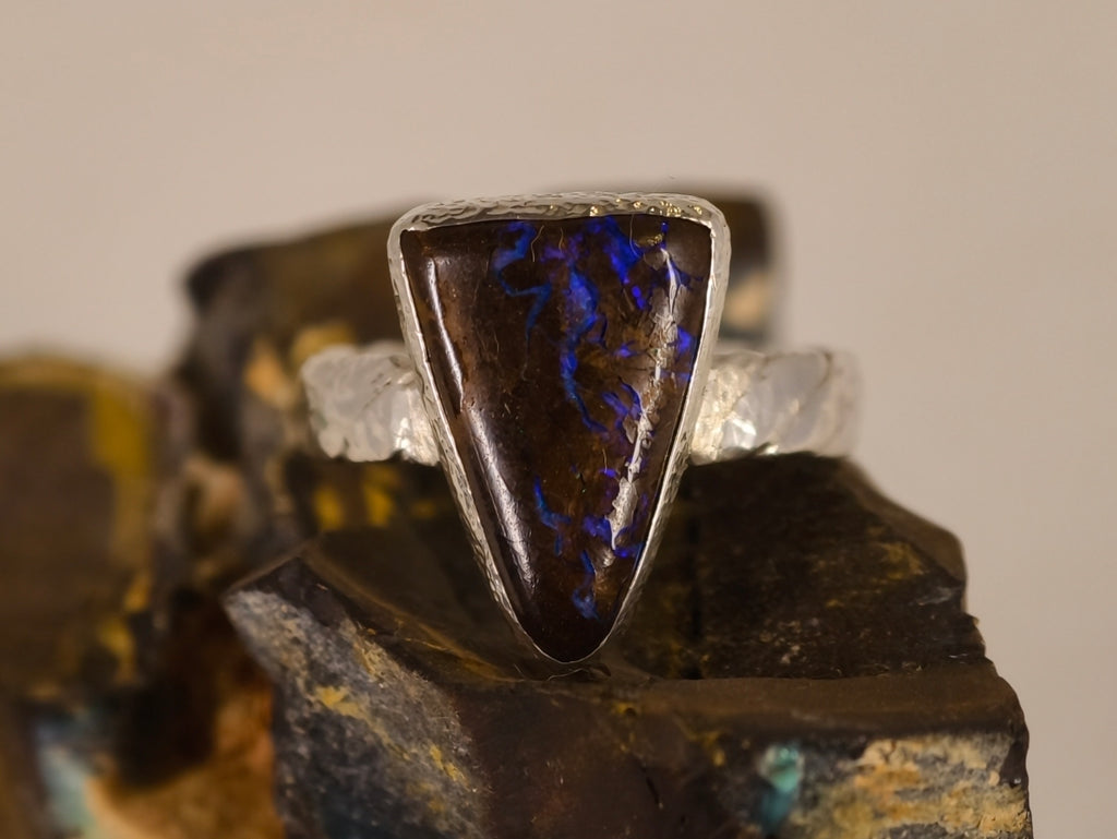 Bague opale boulder allongée aux reflets bleus – Taille 54 — vue complémentaire 4 de la pierre et de la monture — Tirou Bijou