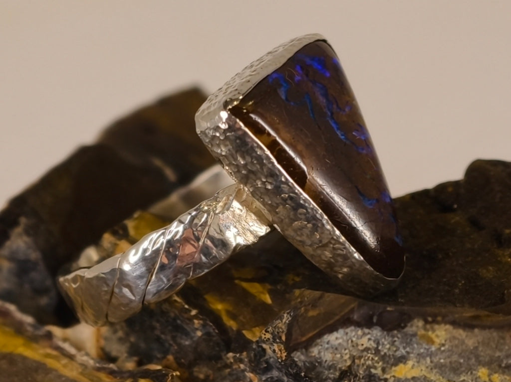 Bague opale boulder allongée aux reflets bleus – Taille 54 — vue complémentaire 5 de la pierre et de la monture — Tirou Bijou