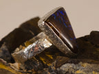 Bague opale boulder allongée aux reflets bleus – Taille 54 — vue complémentaire 5 de la pierre et de la monture — Tirou Bijou