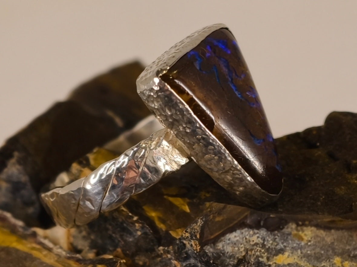Bague opale boulder allongée aux reflets bleus – Taille 54 — vue complémentaire 5 de la pierre et de la monture — Tirou Bijou