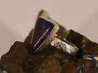 Bague opale boulder allongée aux reflets bleus – Taille 54 — vue complémentaire 6 de la pierre et de la monture — Tirou Bijou
