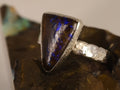 Bague opale boulder allongée aux reflets bleus – Taille 54 — vue principale de la pierre et de la monture — Tirou Bijou