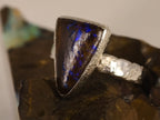 Bague opale boulder allongée aux reflets bleus – Taille 54 — vue principale de la pierre et de la monture — Tirou Bijou