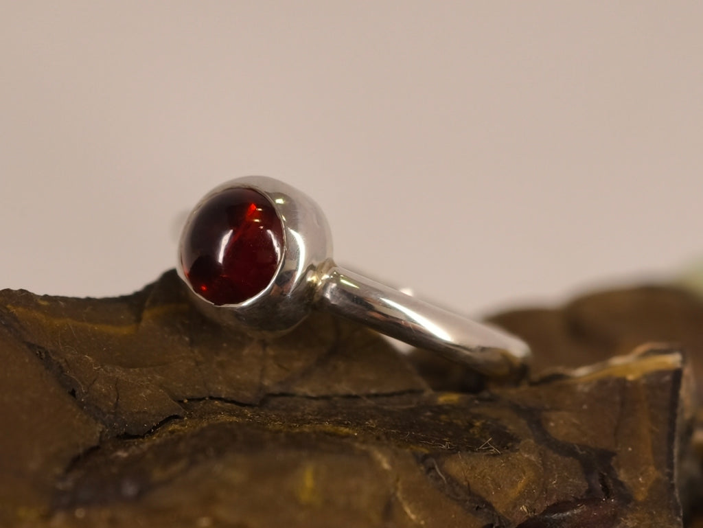Bague en grenat — vue 1 — Tirou Bijou