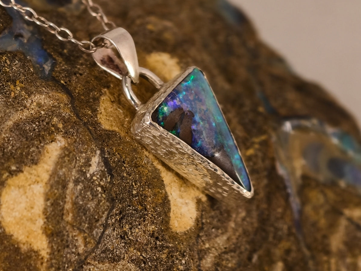 Pendentif en opale boulder — vue complémentaire — Tirou Bijou