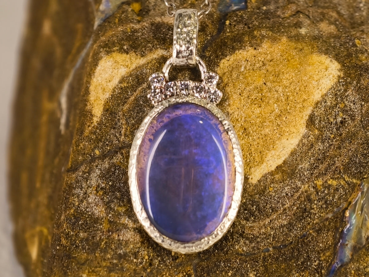 Pendentif en opale de Lightning Ridge — vue 1 — Tirou Bijou
