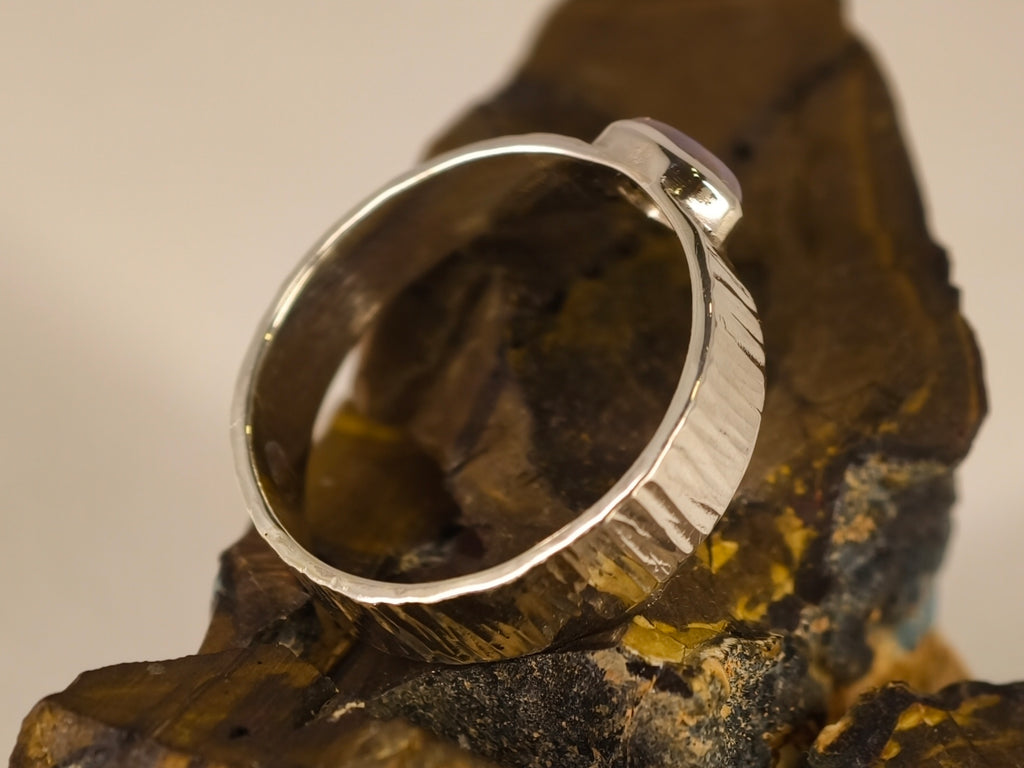 Bague en opale de Lightning Ridge — vue 3 — Tirou Bijou