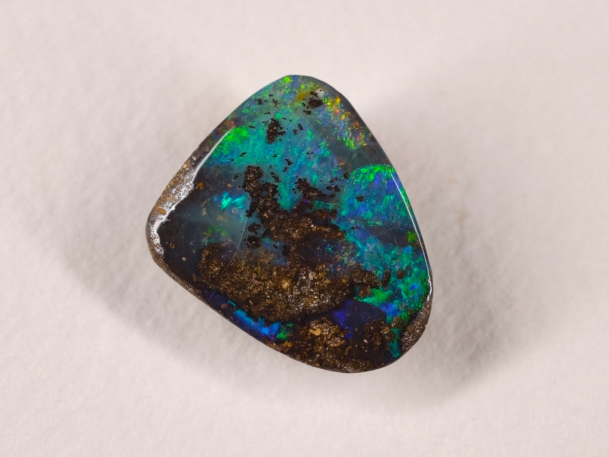 Opale boulder d’Australie — forme libre — 6,7 ct