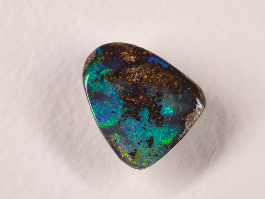 Opale boulder d’Australie — forme libre — 6,7 ct