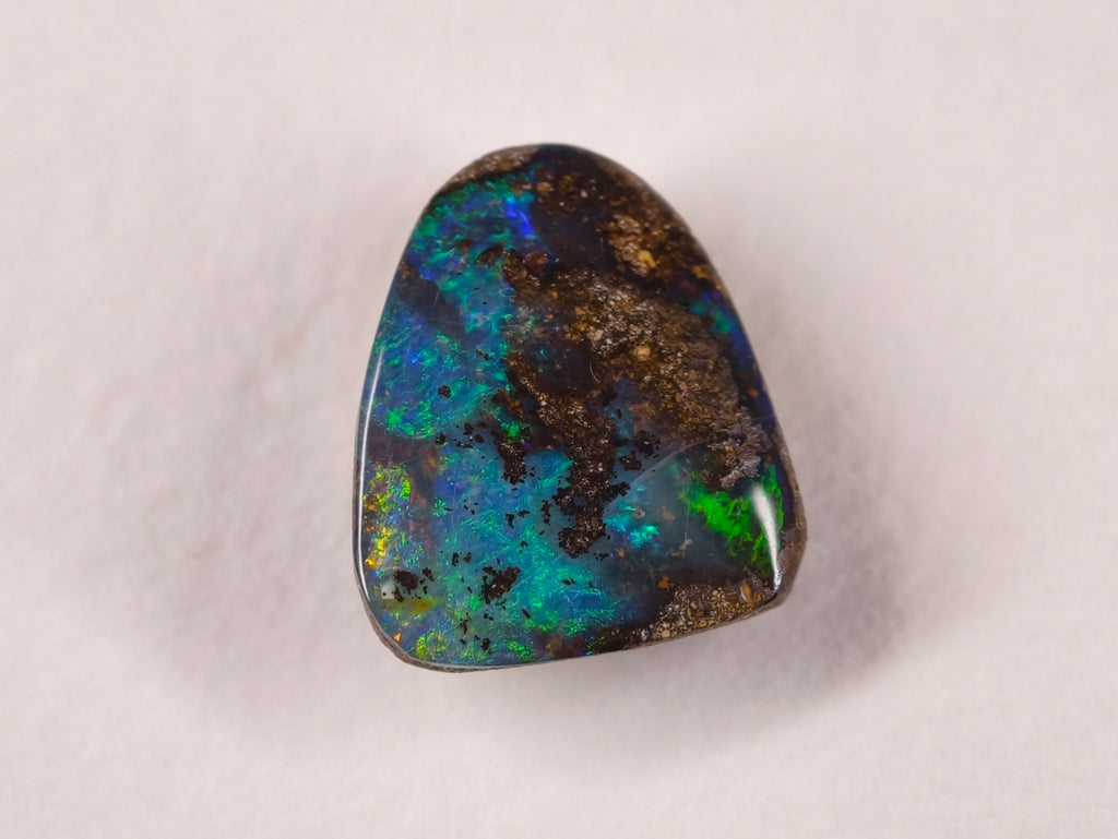 Opale boulder d’Australie — forme libre — 6,7 ct