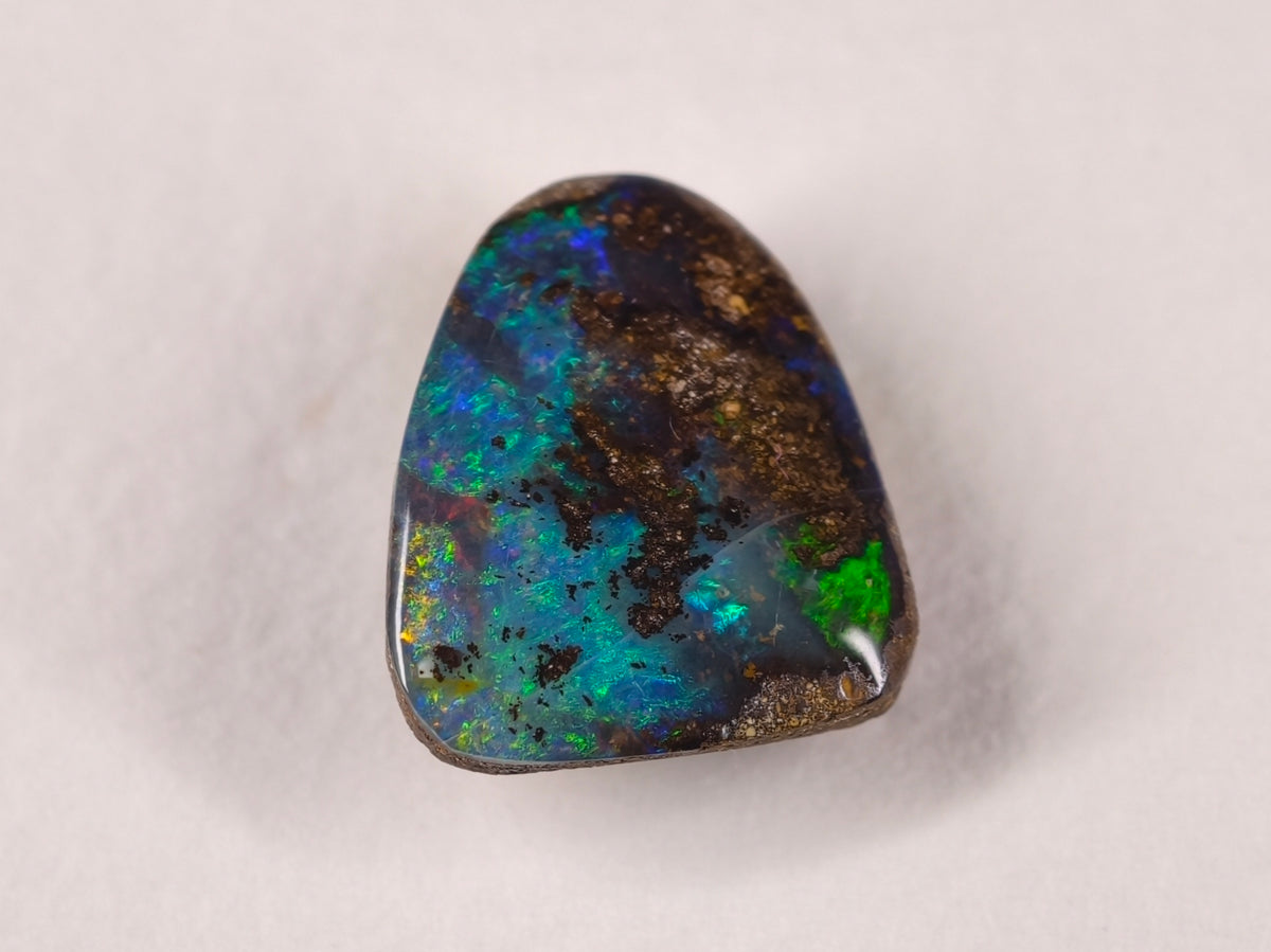 Opale boulder d’Australie — forme libre — 6,7 ct