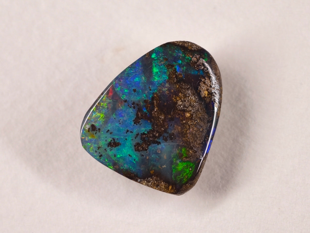 Opale boulder d’Australie — forme libre — 6,7 ct