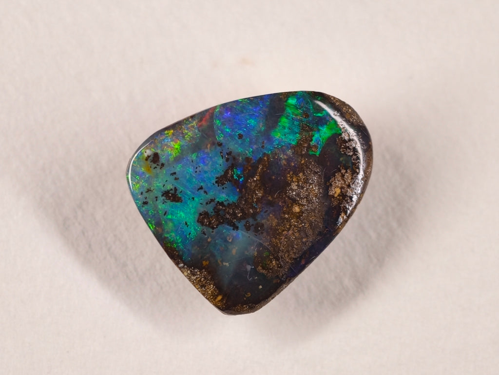 Opale boulder d’Australie — forme libre — 6,7 ct