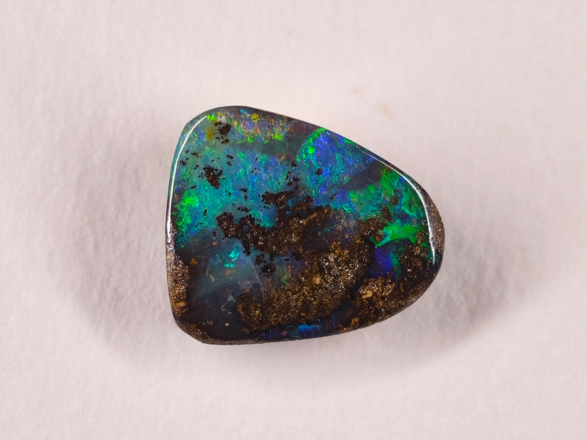 Opale boulder d’Australie — forme libre — 6,7 ct