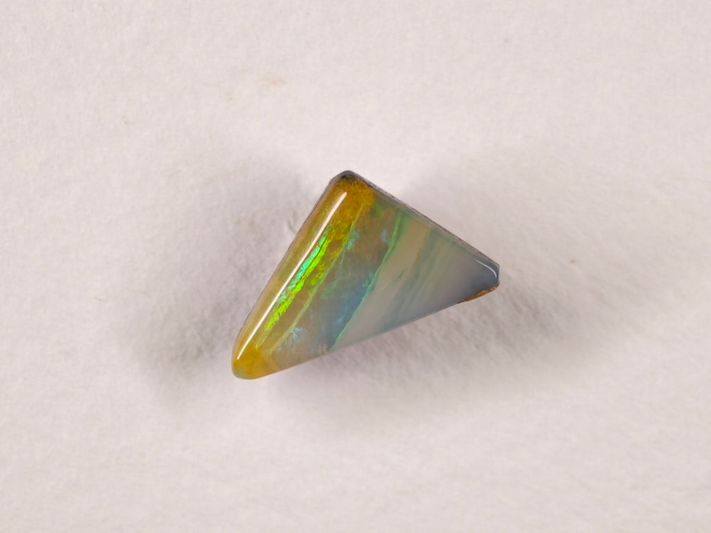 Opale boulder d’Australie — triangle — 2,9 ct
