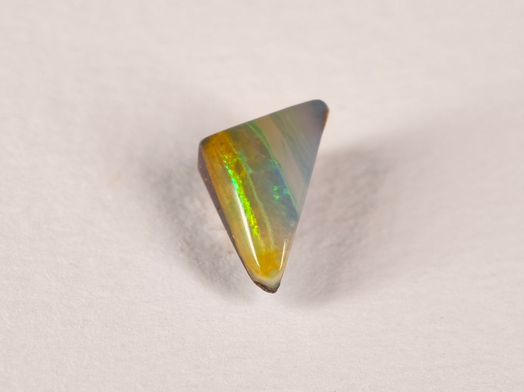 Opale boulder d’Australie — triangle — 2,9 ct