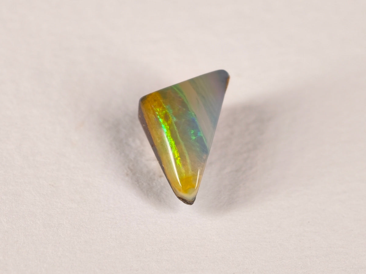 Opale boulder d’Australie — triangle — 2,9 ct