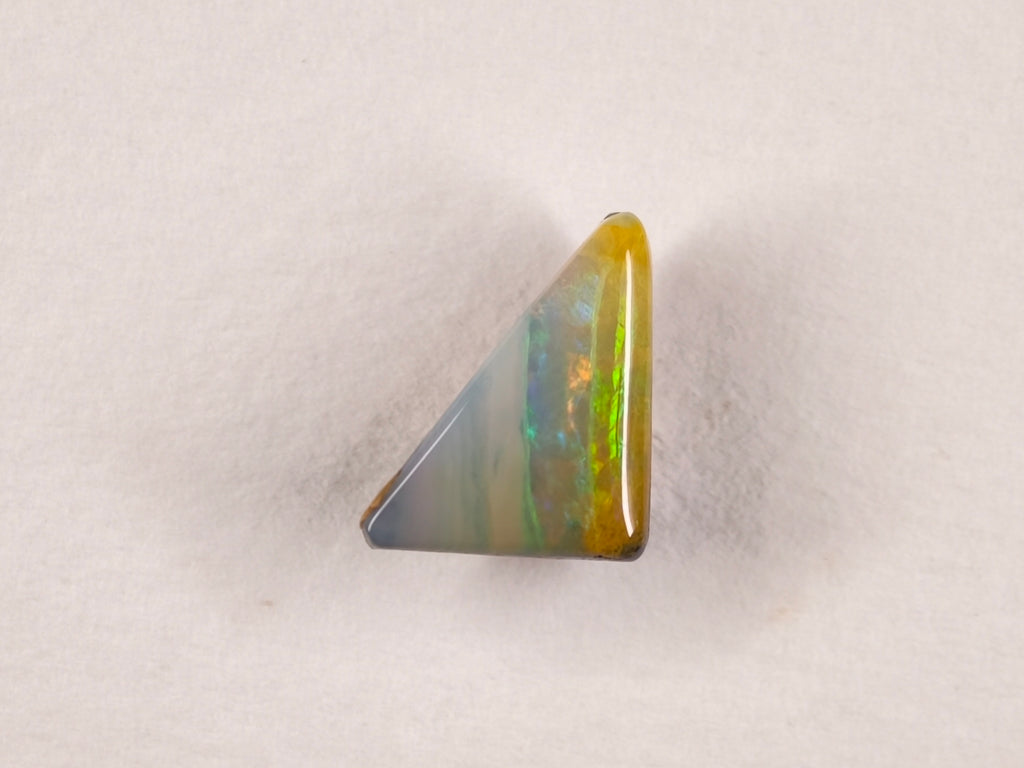Opale boulder d’Australie — triangle — 2,9 ct