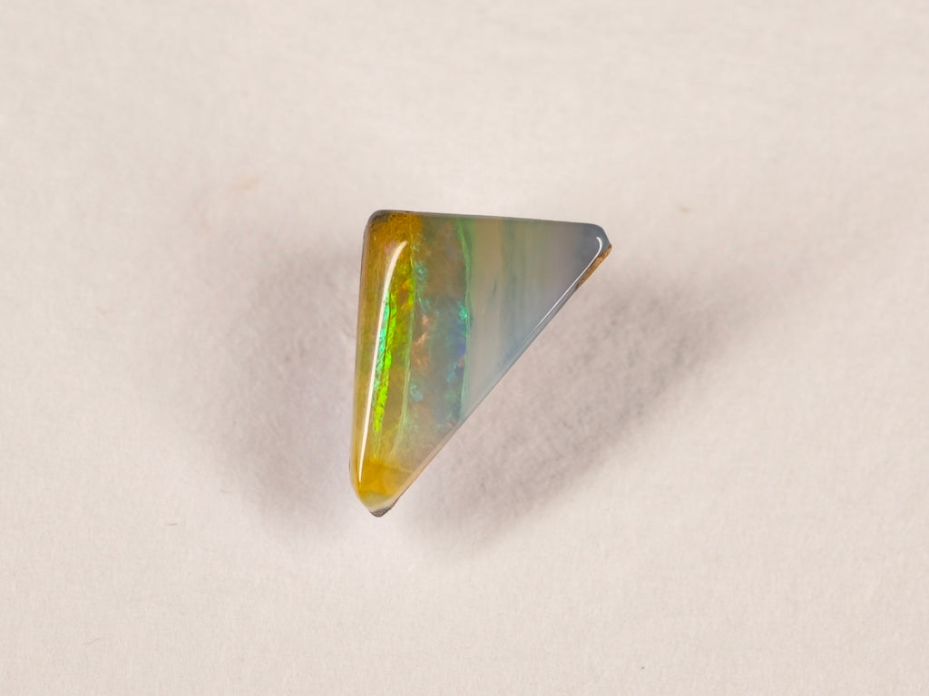 Opale boulder d’Australie — triangle — 2,9 ct