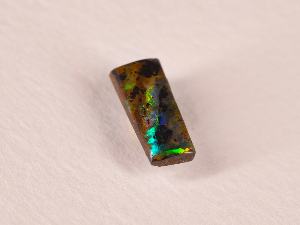 Opale boulder d’Australie — forme libre — 2,5 ct