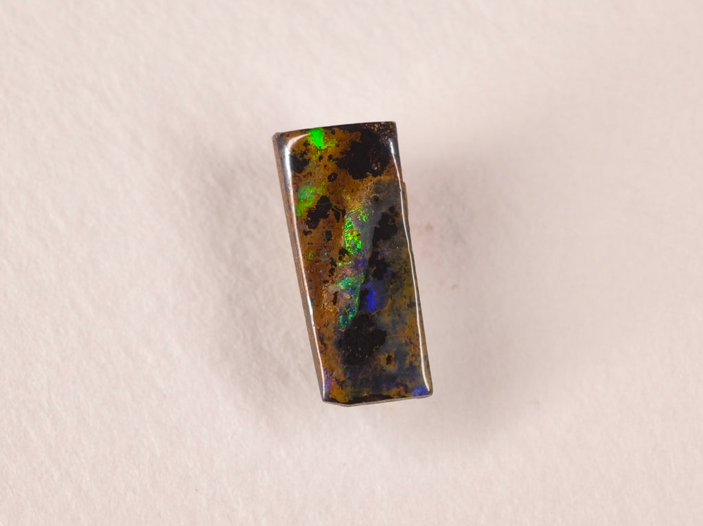 Opale boulder d’Australie — forme libre — 2,5 ct