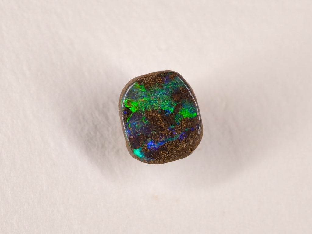 Opale boulder d’Australie — forme libre — 3 ct