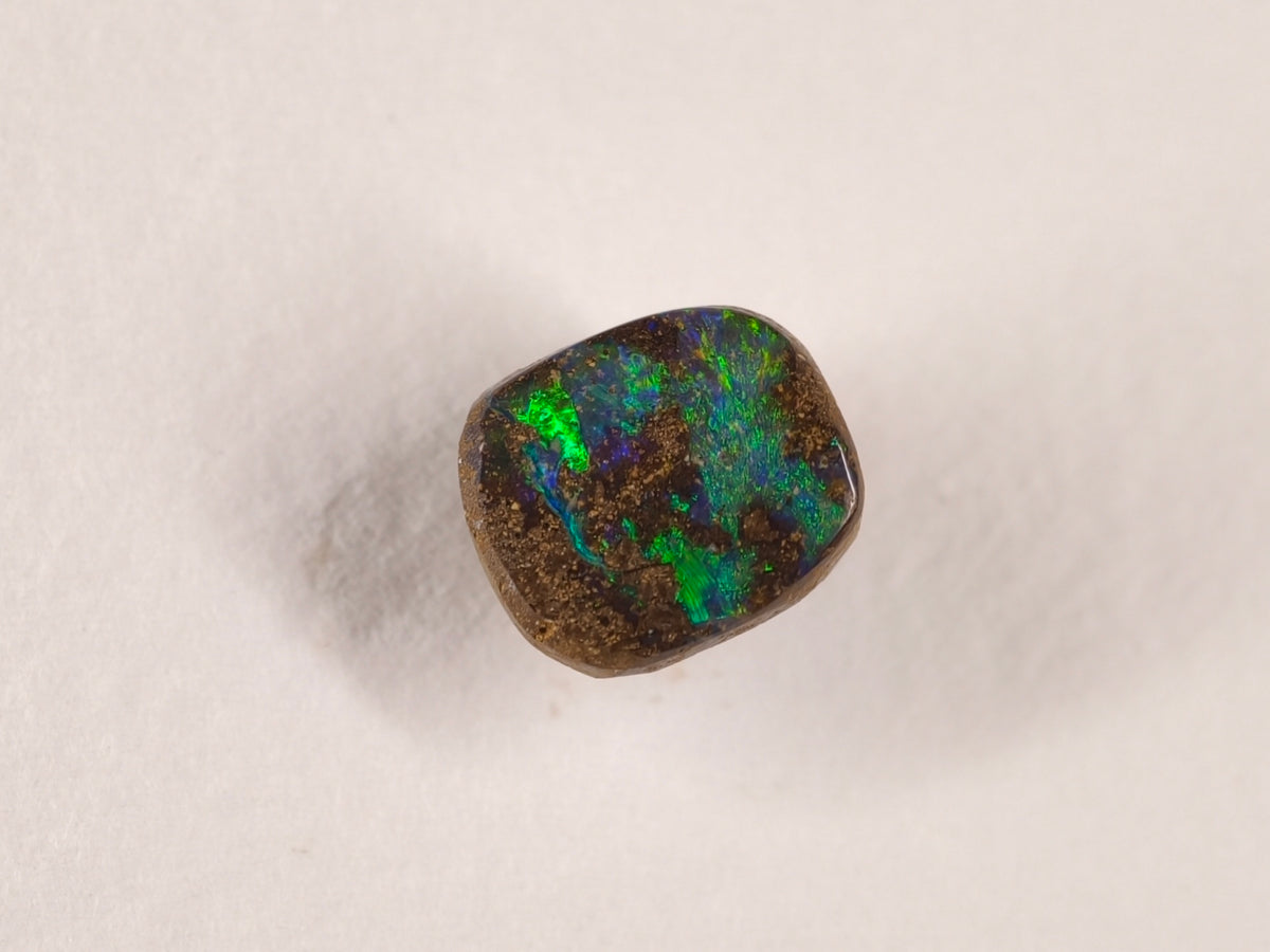 Opale boulder d’Australie — forme libre — 3 ct