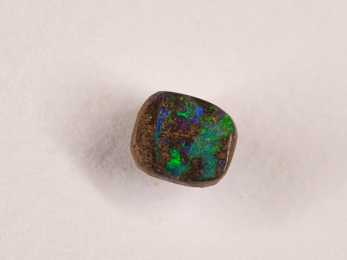 Opale boulder d’Australie — forme libre — 3 ct