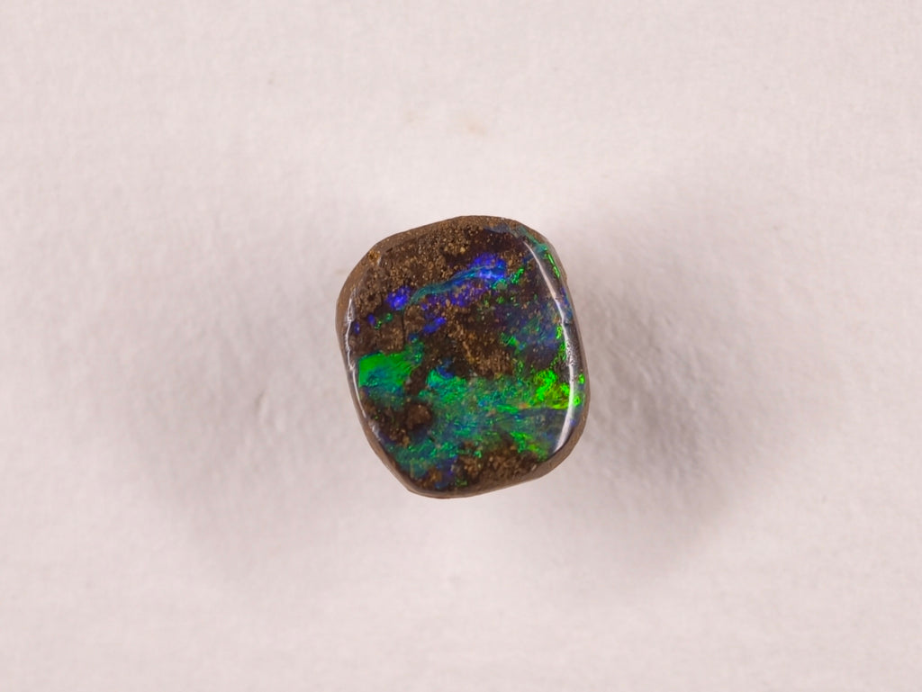 Opale boulder d’Australie — forme libre — 3 ct