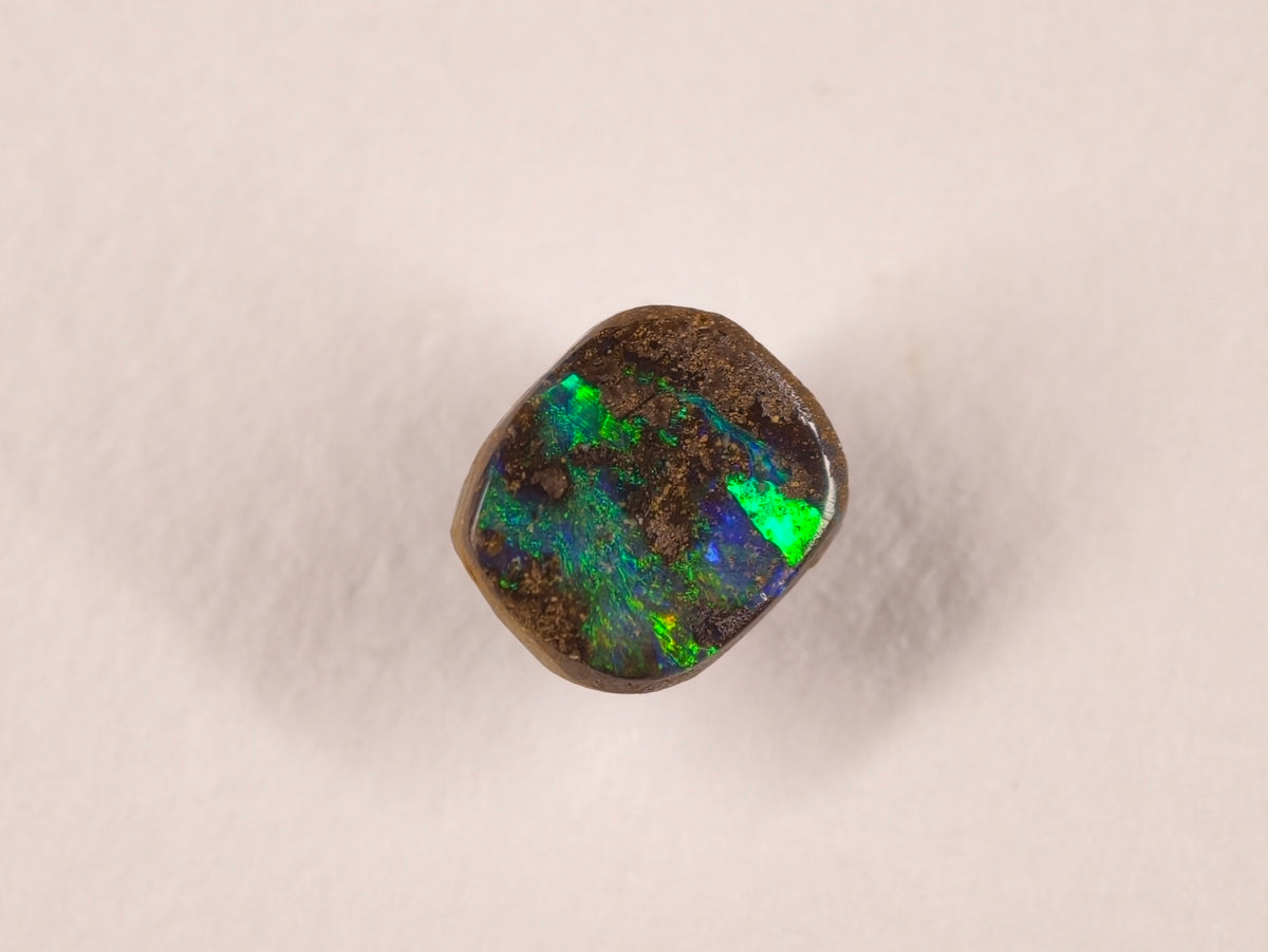 Opale boulder d’Australie — forme libre — 3 ct