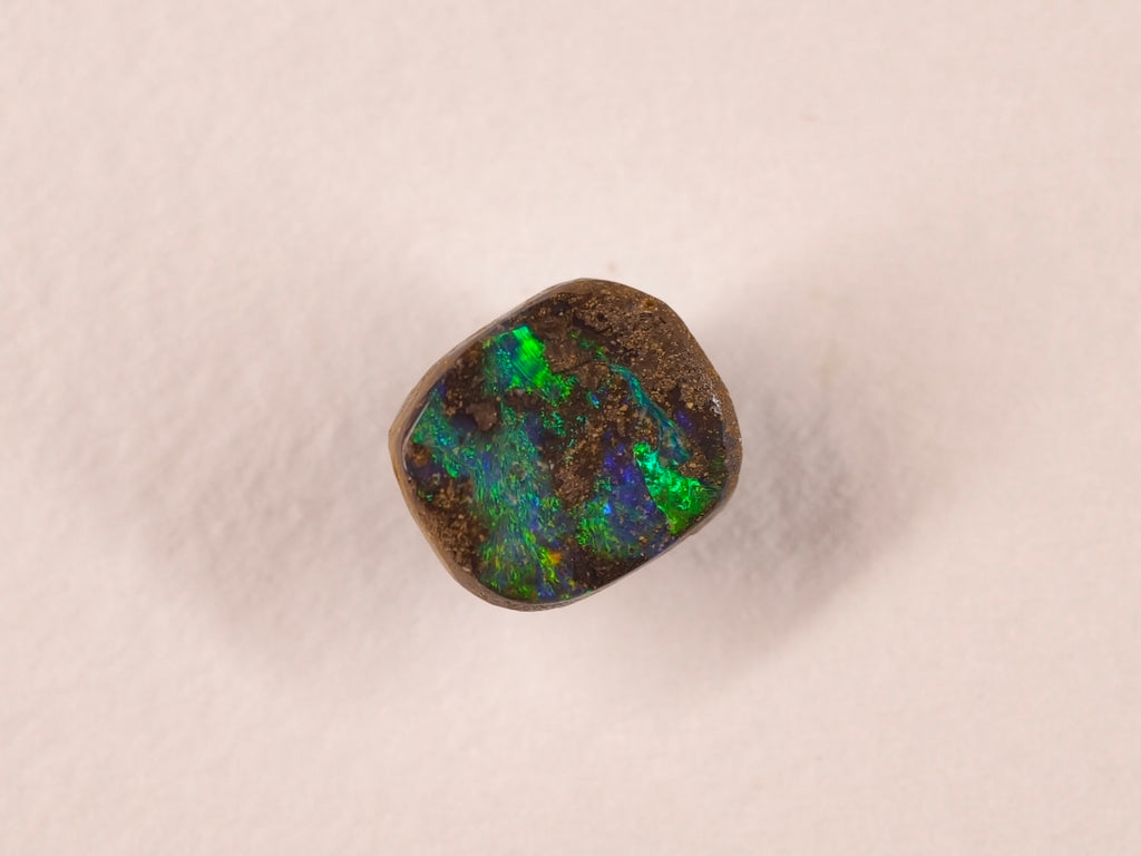 Opale boulder d’Australie — forme libre — 3 ct