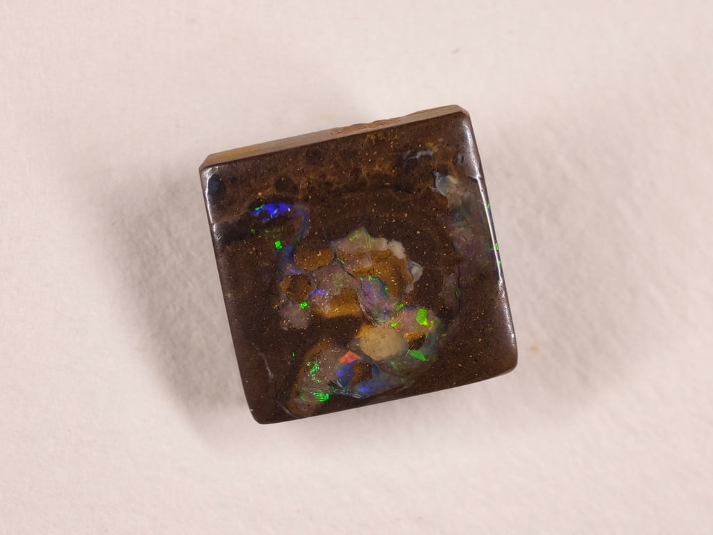 Opale boulder d’Australie — carré — 11,1 ct