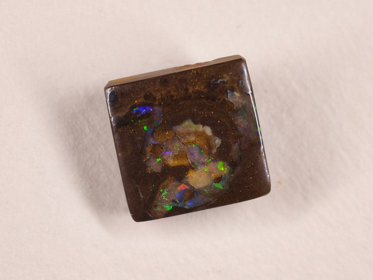 Opale boulder d’Australie — carré — 11,1 ct